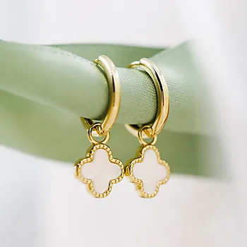 Bilde nummer 3 av Pan Jewelry, Kløver øreringer i forgylt 925 sølv med perlemor