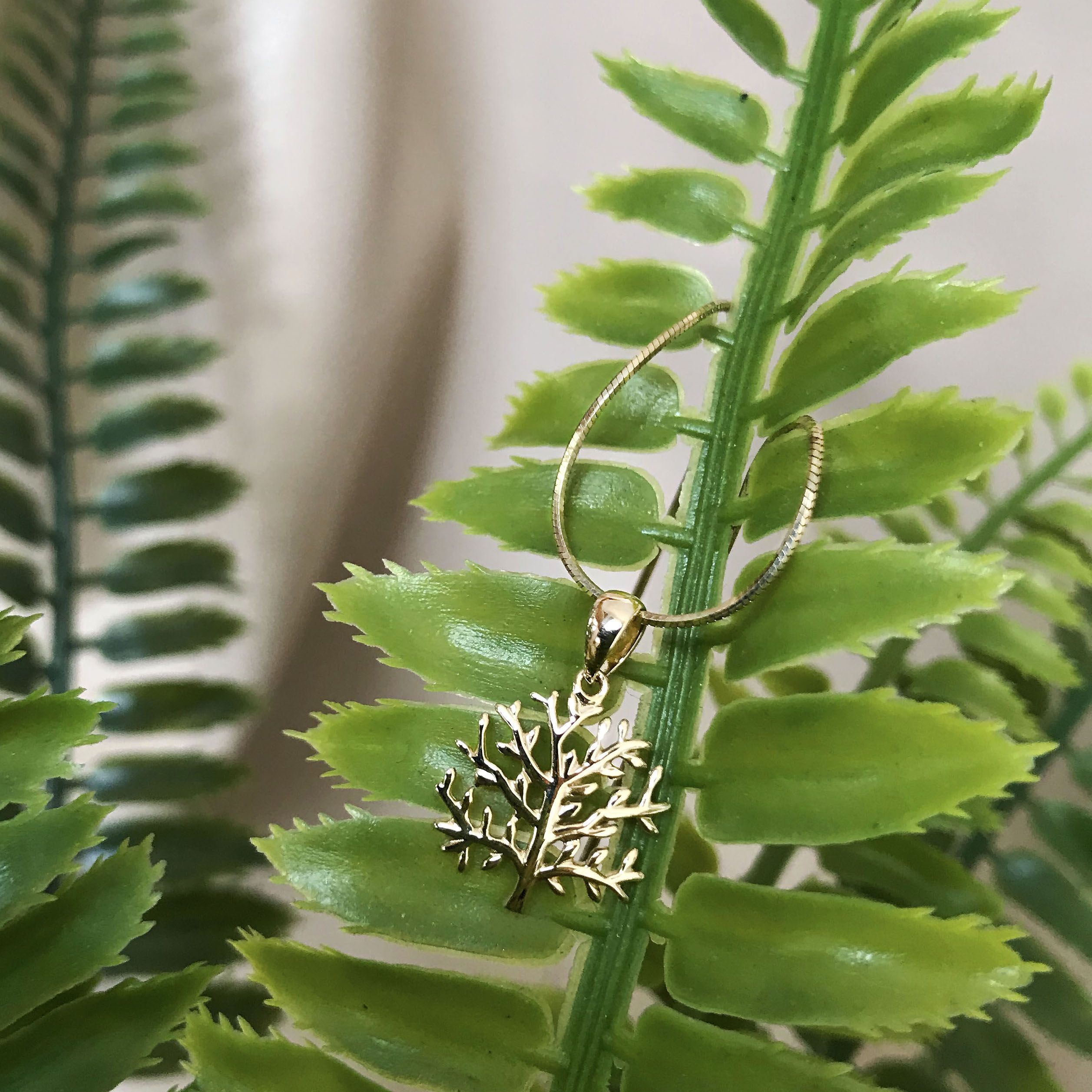 Bilde nummer 3 av Pan Jewelry, Anheng i 585 gult gull med livets tre