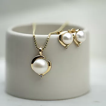 Bilde nummer 4 av Pan Jewelry, Anheng i 585 gult gull med ferskvannsperle og zirkonia