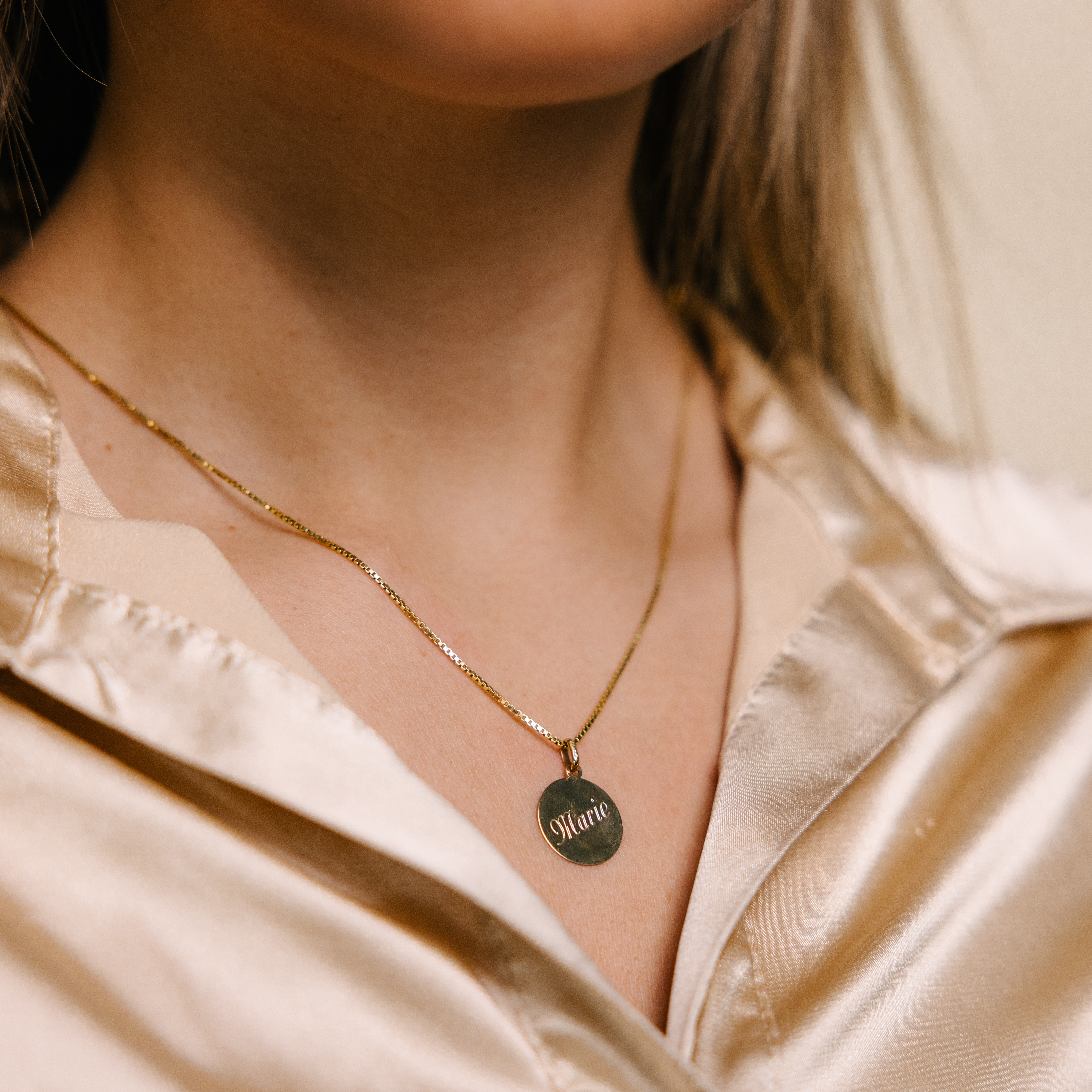 Bilde nummer 3 av Pan Jewelry, Anheng i 585 gult gull med rund graveringsplate