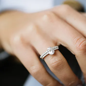 Bilde nummer 2 av Clara rekkering i 375 gult gull med diamanter 0,25 ct