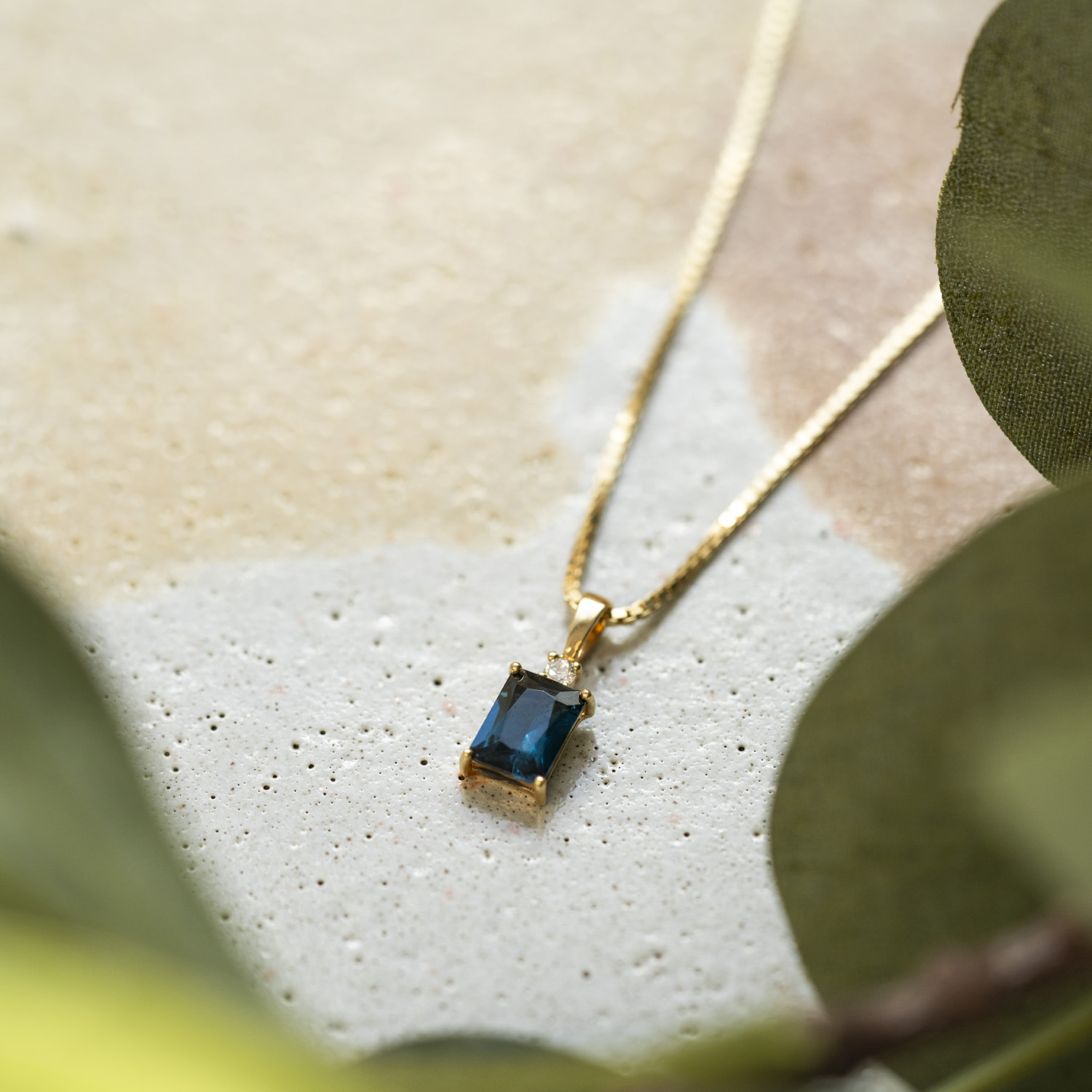 Bilde nummer 3 av Pan Jewelry, Anheng i 585 gult gull med zirkonia og blå glassten