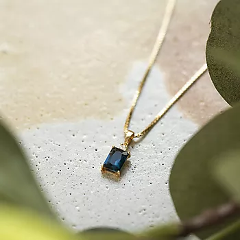 Bilde nummer 3 av Pan Jewelry, Anheng i 585 gult gull med zirkonia og blå glassten
