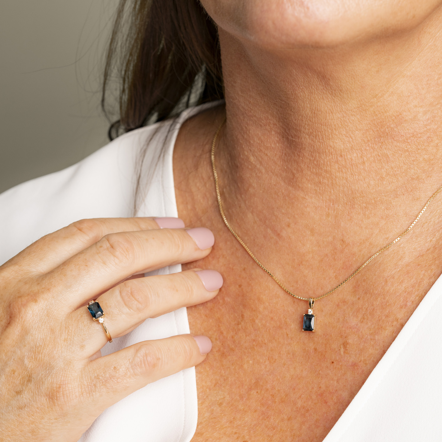 Bilde nummer 2 av Pan Jewelry, Anheng i 585 gult gull med zirkonia og blå glassten