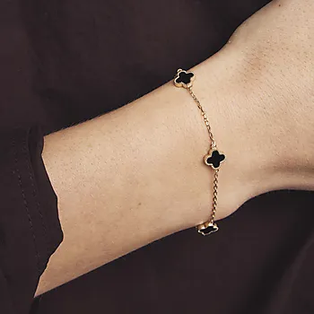 Bilde nummer 2 av Kløver armbånd i 925 forgylt sølv med syntetisk sort agat