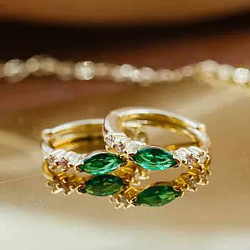 Bilde nummer 4 av Pan Jewelry, Øreringer i forgylt 925 sølv med grønn zirkonia