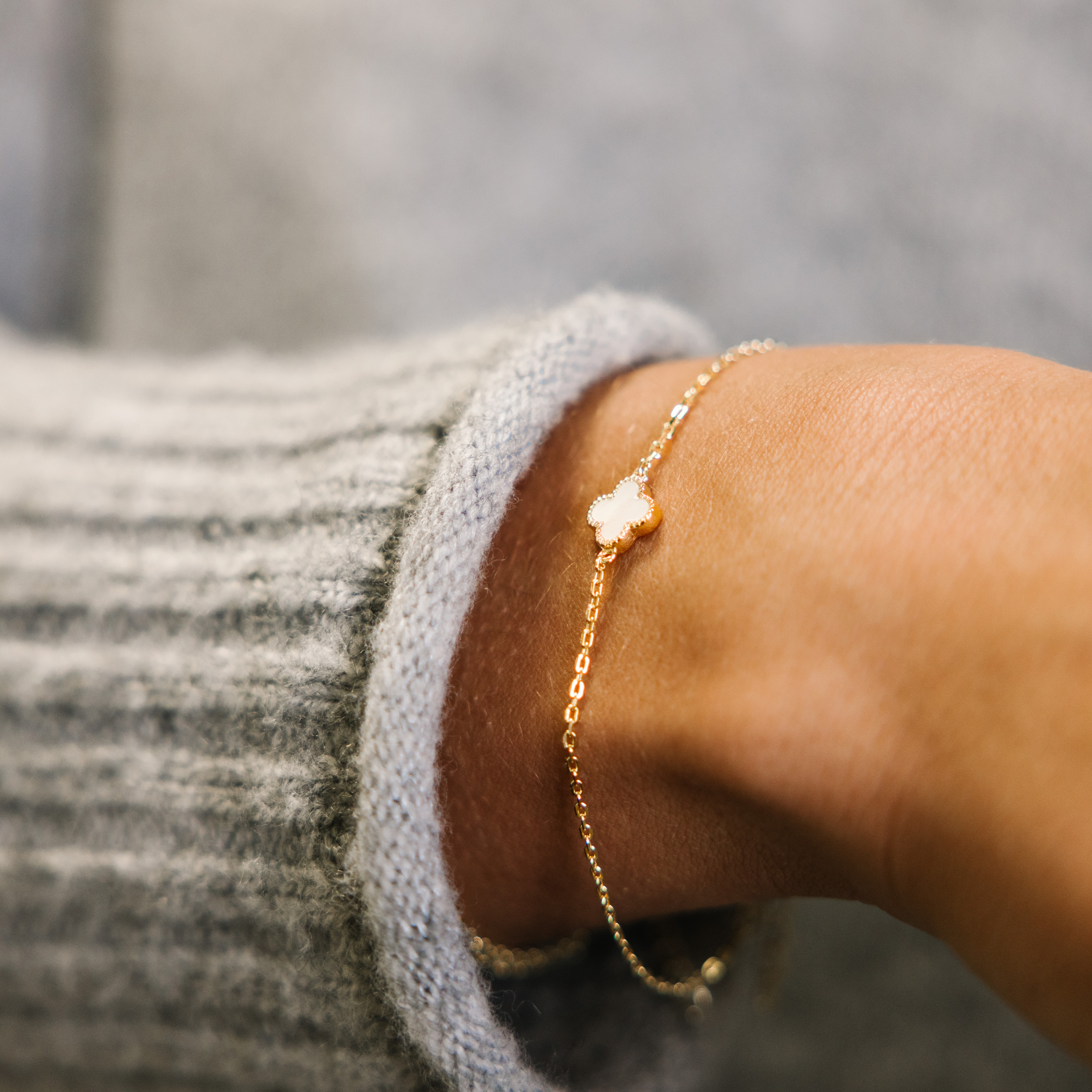Bilde nummer 2 av Pan Jewelry, Kløver armbånd i forgylt 925 sølv med hvit perlemor