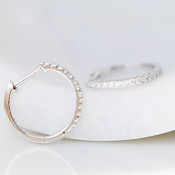 Bilde nummer 4 av Clara øreringer i 375 hvitt gull med diamanter 0,25 ct