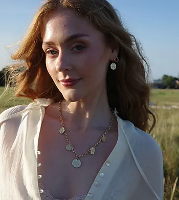 Bilde nummer 3 av Solstice øredobber i forgylt messing med opal