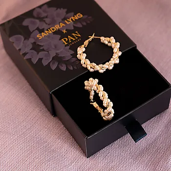 Bilde nummer 3 av Perledrøm øreringer i 925 forgylt sølv med ferskvannsperler