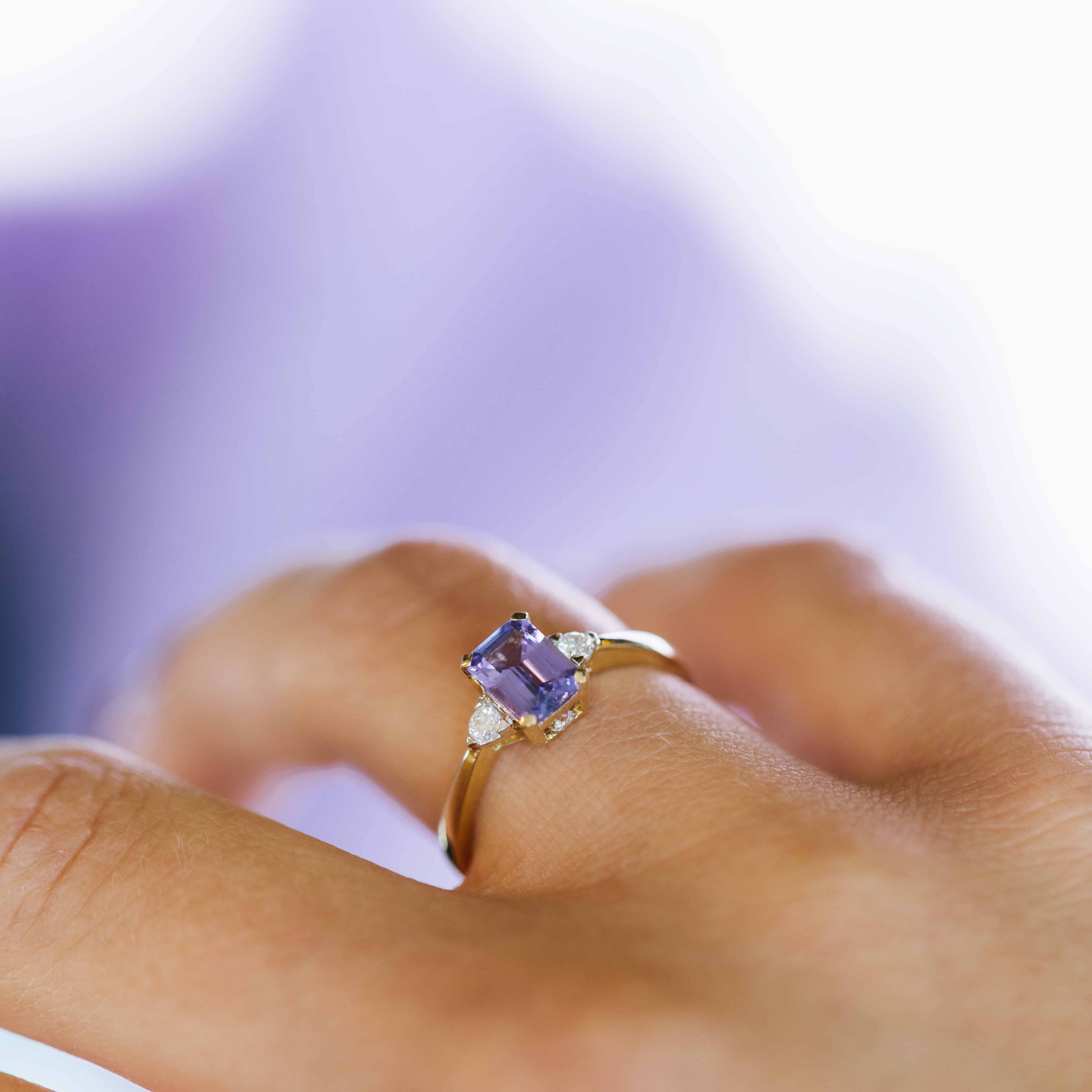 Bilde nummer 2 av Michelle diamantring i 585 gult gull med diamanter 0,10 ct og tanzanitt