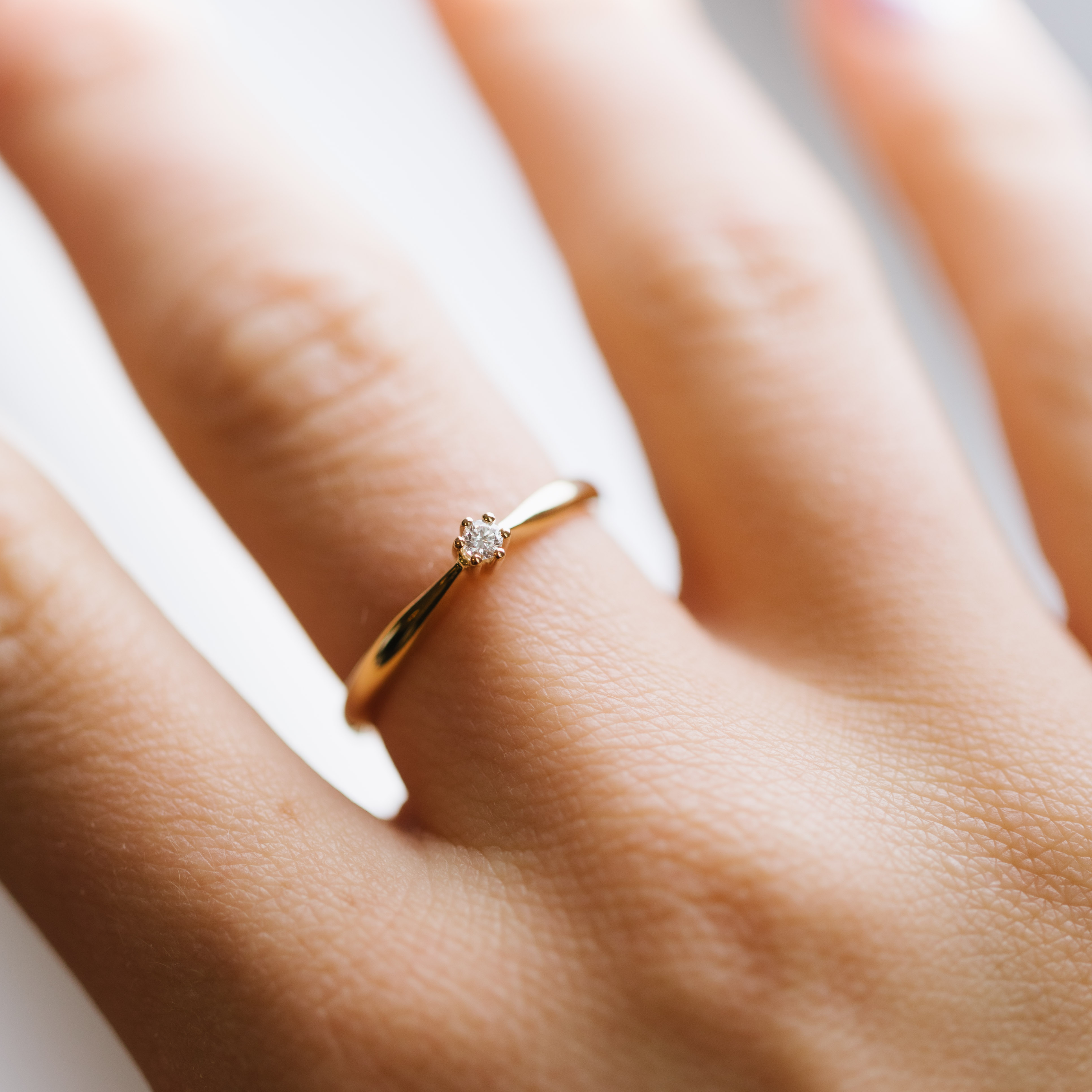 Bilde nummer 2 av Pan Jewelry, Ingrid enstensring i 585 gult gull 0,05 ct
