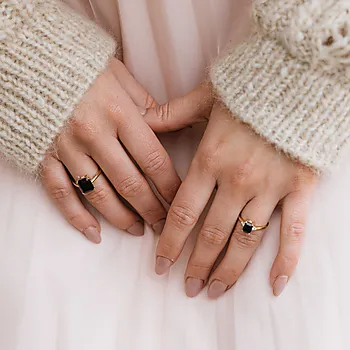 Bilde nummer 3 av Michelle diamantring i 585 gult gull 0,04 ct med sort onyx