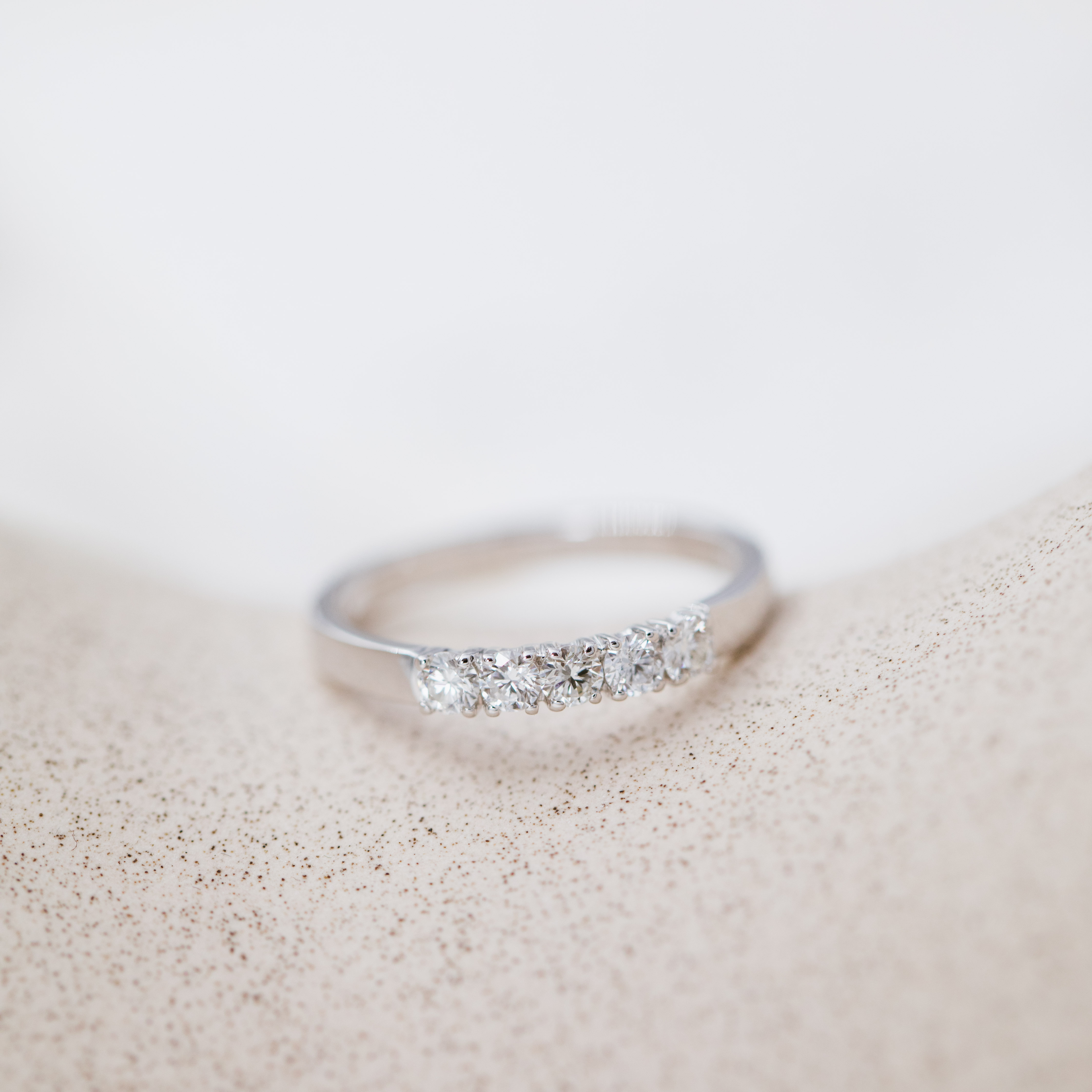 Bilde nummer 2 av Pan Jewelry, Angelica alliansering i 585 hvitt gull med diamanter 0,35 ct WSI