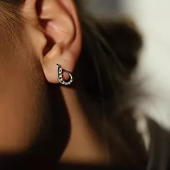Bilde nummer 3 av Pan Jewelry, Øredobber i 585 gult gull med diamanter og dråpeform 0,15 ct