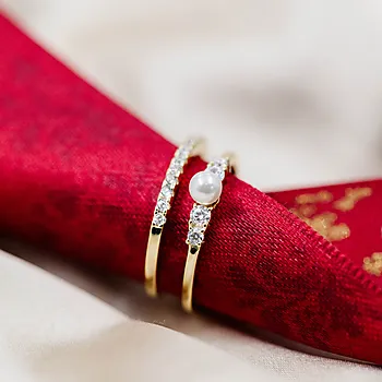 Bilde nummer 3 av 2-i-1 Modena ring i 925 forgylt sølv med zirkonia og perle