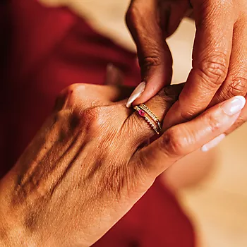 Bilde nummer 2 av Pan Jewelry, Ring i forgylt 925 sølv med rosa zirkonia