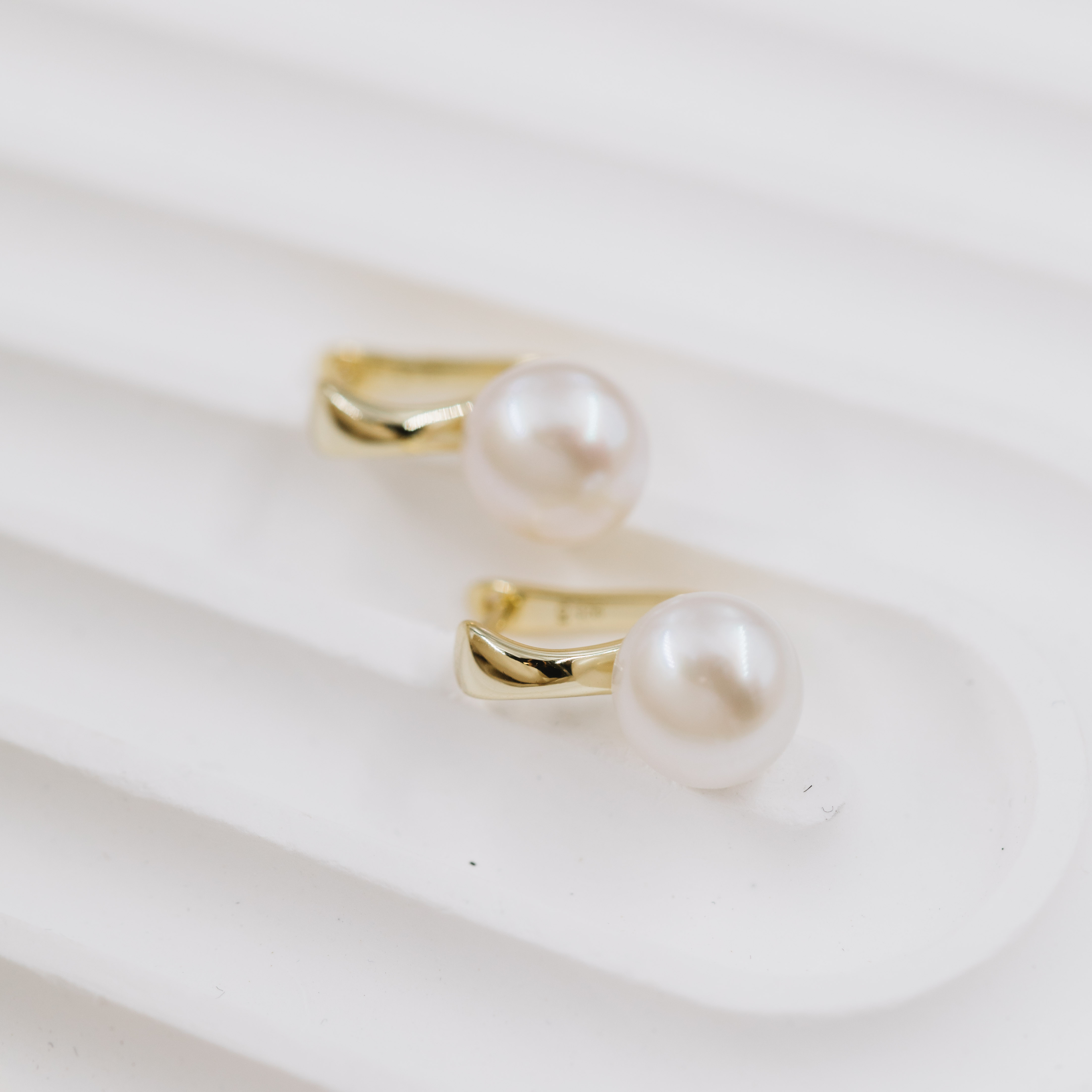 Bilde nummer 2 av Pan Jewelry, Øredobber i forgylt 925 sølv med syntetisk perle