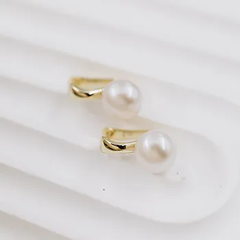 Bilde nummer 2 av Pan Jewelry, Øredobber i forgylt 925 sølv med syntetisk perle