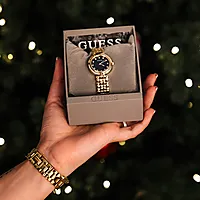 Bilde nummer 5 av Clara dameklokke i gullfarget stål med krystaller