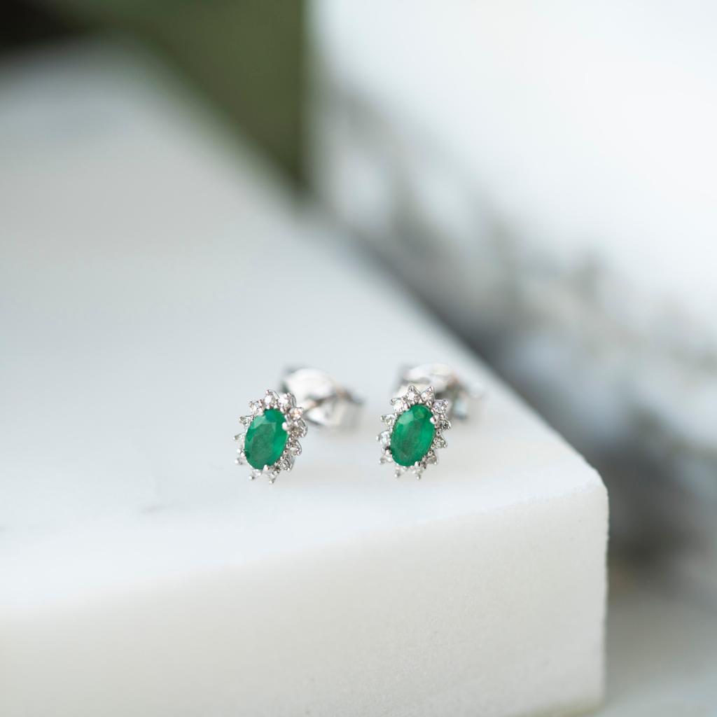 Bilde nummer 3 av Gold Collection, Øredobber i 585 hvitt gull med diamanter 0,08 ct og smaragd