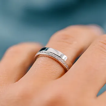 Bilde nummer 2 av Giftering i 585 hvitt gull med diamanter 0,15 CT | 5 mm bredde