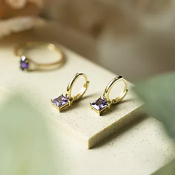 Bilde nummer 4 av Pan Jewelry, Øreringer i forgylt sølv med lilla zirkonia