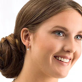 Bilde nummer 3 av Blomdahl, Øredobber i medisinsk titan med hvit Swarovski krystallperle