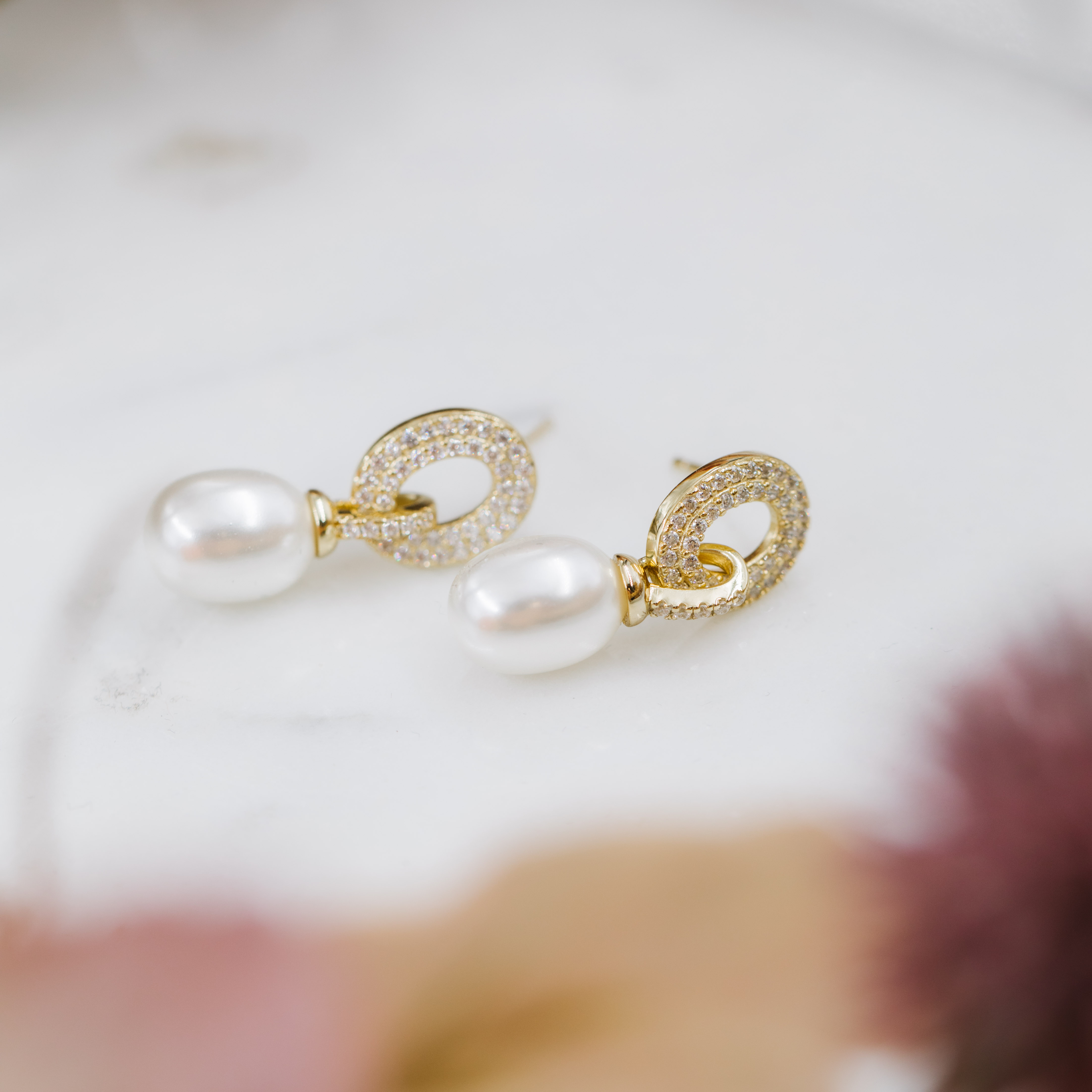 Bilde nummer 3 av Pan Jewelry, Øredobber i 925 forgylt sølv med syntetisk perle og zirkonia