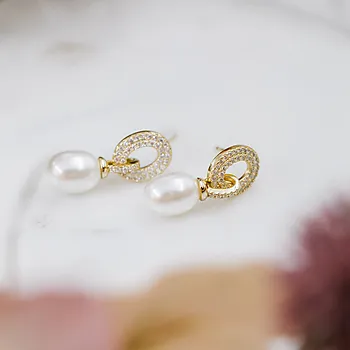 Bilde nummer 3 av Pan Jewelry, Øredobber i 925 forgylt sølv med syntetisk perle og zirkonia