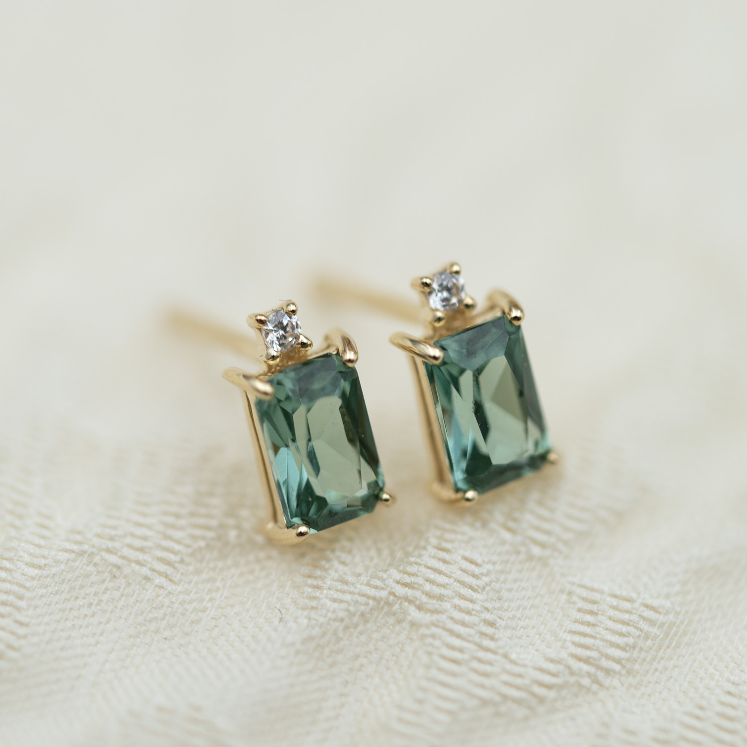 Bilde nummer 3 av Pan Jewelry, Øredobber i 585 gult gull med zirkonia og syntetisk grønn spinell