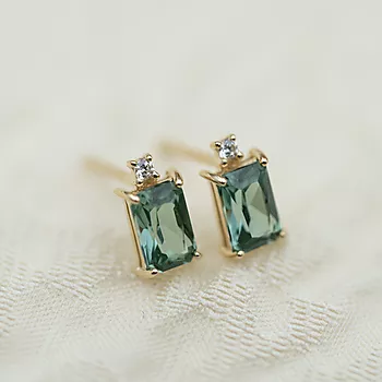 Bilde nummer 3 av Pan Jewelry, Øredobber i 585 gult gull med zirkonia og syntetisk grønn spinell