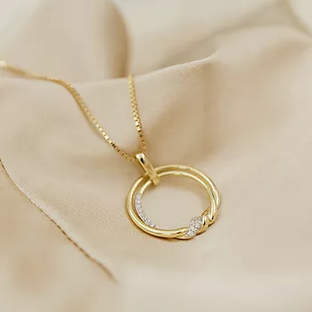 Bilde nummer 3 av Pan Jewelry, Anheng i 585 gult gull med zirkonia og sirkel med flettemønster