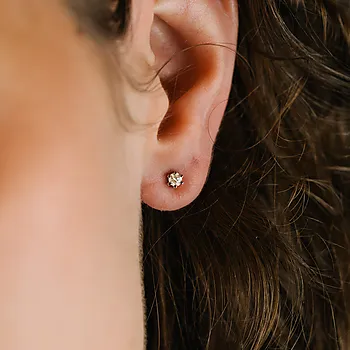 Bilde nummer 4 av Olivia øredobber i 585 hvitt gull med diamant 0,20 ct