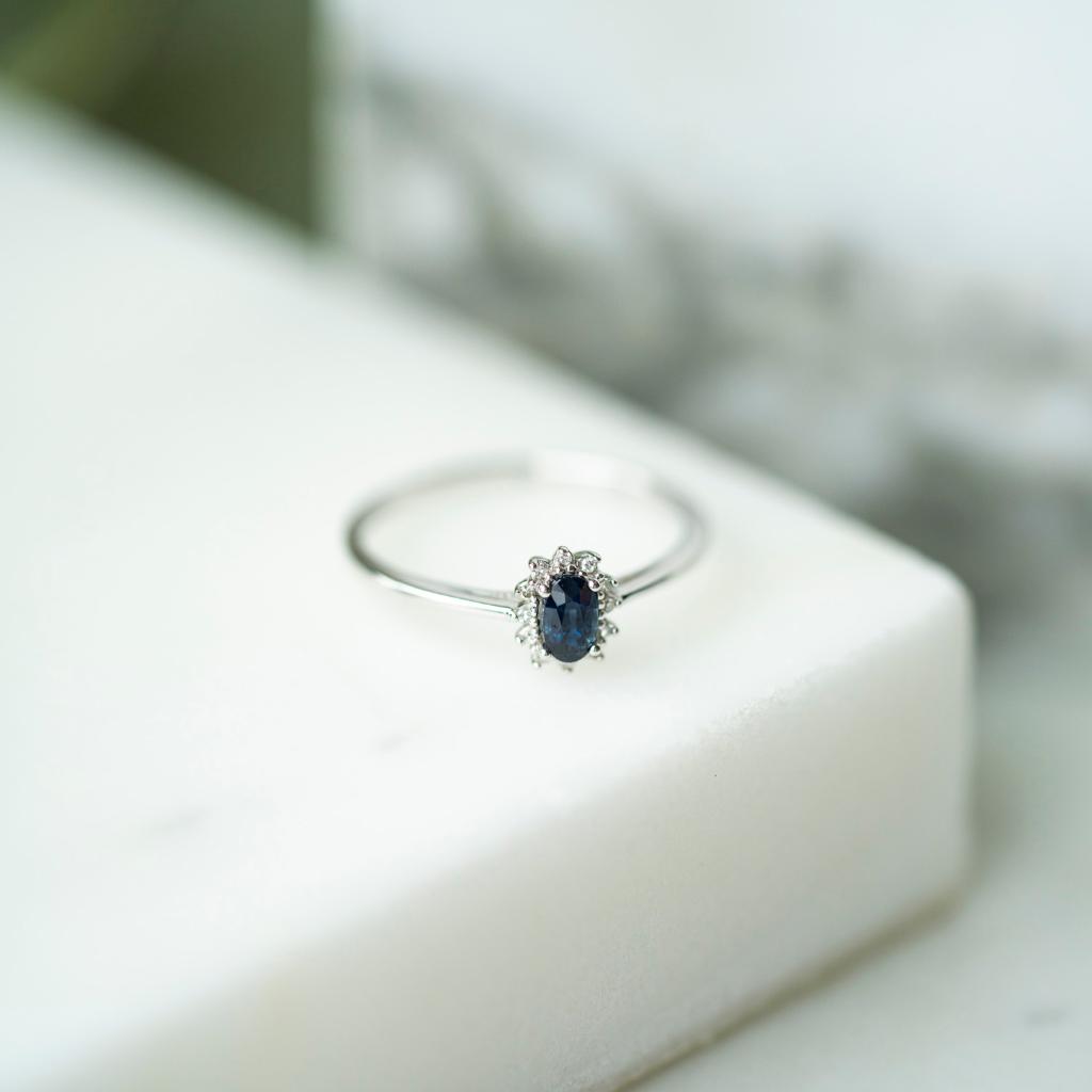 Bilde nummer 3 av Gold Collection, Ring i 585 hvitt gull med diamanter 0,04 ct og safir