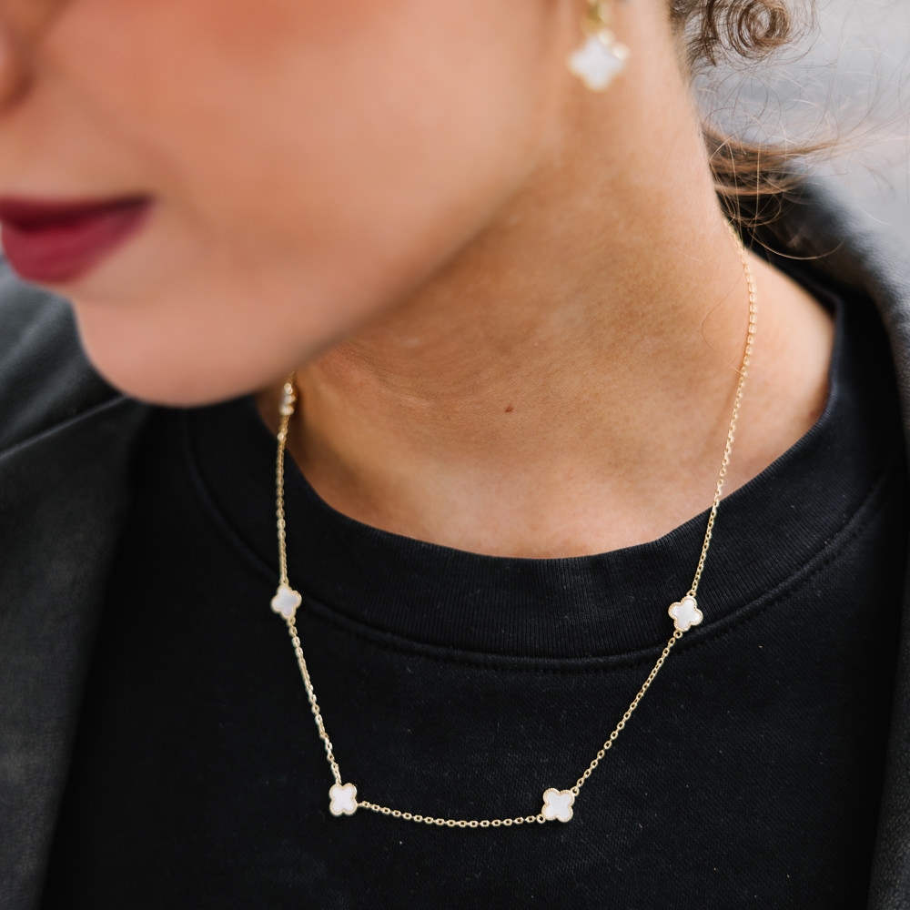 Bilde nummer 2 av Pan Jewelry, Kløver smykke i forgylt 925 sølv med perlemor
