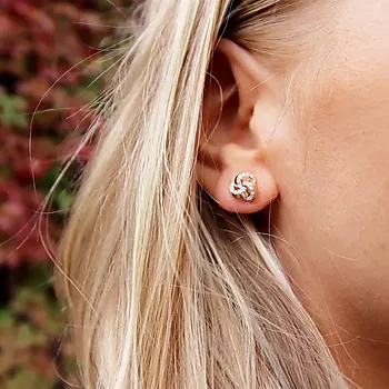 Bilde nummer 2 av Pan Jewelry, Øredobber i 585 gult gull med knute og diamanter 0,20 ct