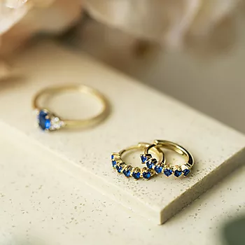 Bilde nummer 4 av Pan Jewelry, Øreringer i forgylt sølv med blå zirkonia