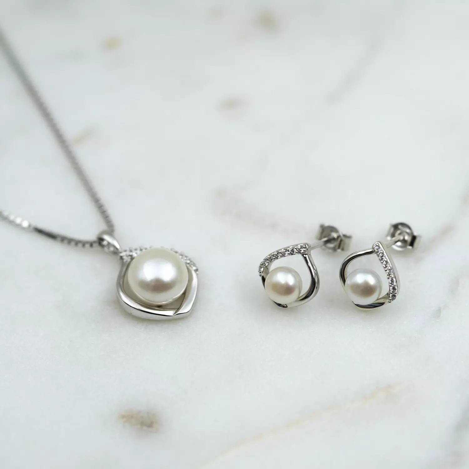 Bilde nummer 4 av Pan Jewelry, Anheng i 585 hvitt gull med ferskvannsperle og zirkonia med dråpeform