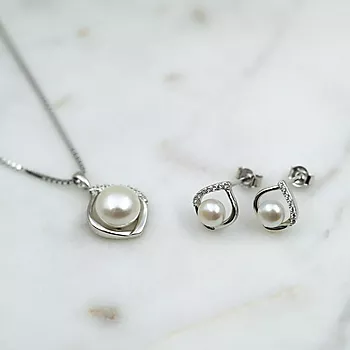 Bilde nummer 4 av Pan Jewelry, Anheng i 585 hvitt gull med ferskvannsperle og zirkonia med dråpeform
