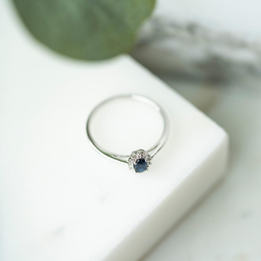 Bilde nummer 4 av Gold Collection, Ring i 585 hvitt gull med diamanter 0,04 ct og safir