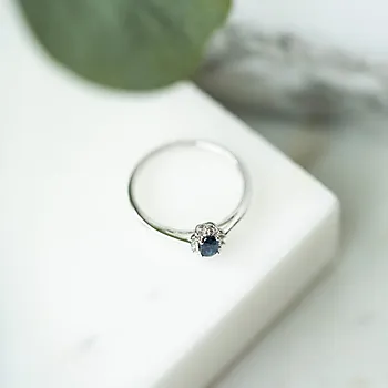 Bilde nummer 4 av Gold Collection, Ring i 585 hvitt gull med diamanter 0,04 ct og safir