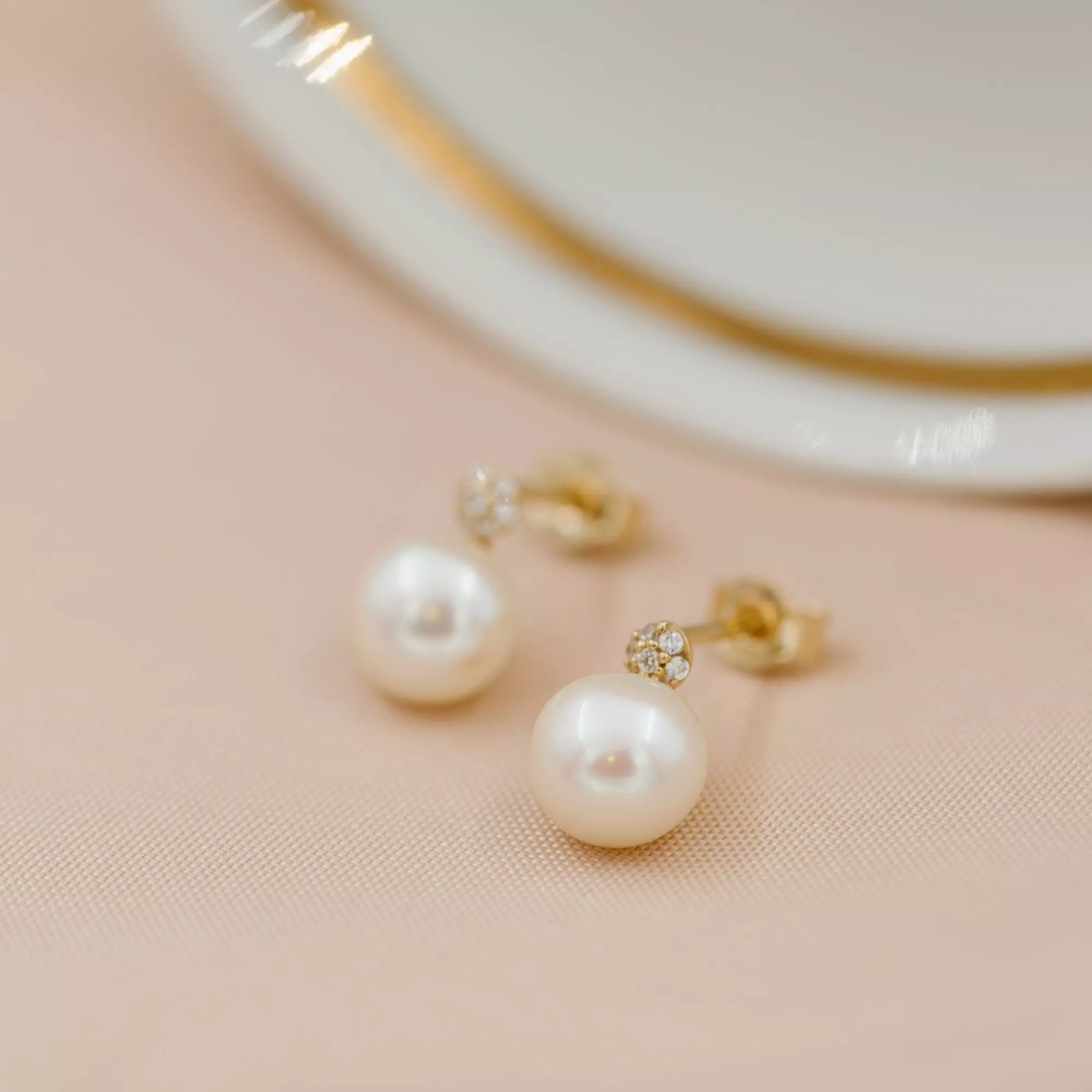 Bilde nummer 2 av Pan Jewelry, Øredobber i 585 gult gull med ferskvannsperler og zirkonia