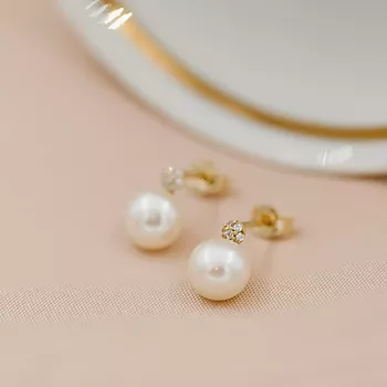 Bilde nummer 2 av Pan Jewelry, Øredobber i 585 gult gull med ferskvannsperler og zirkonia