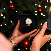 Bilde nummer 2 av Natalie dameklokke i gullfarget stål med zirkonia