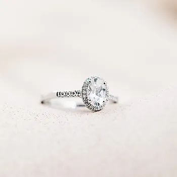 Bilde nummer 2 av Edel diamantring i 585 hvitt gull 0,15 ct med hvit topas