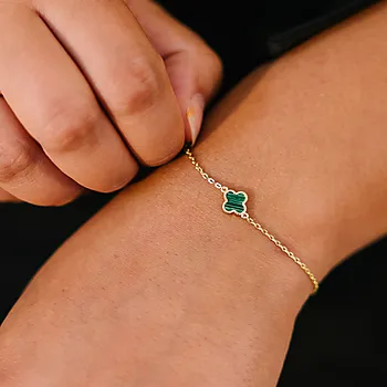Bilde nummer 2 av Kløver armbånd i forgylt 925 sølv med syntetisk grønn malakitt