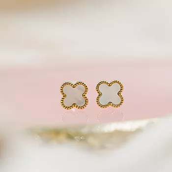 Bilde nummer 2 av Pan Jewelry, Kløver øredobber i forgylt 925 sølv med hvit perlemor