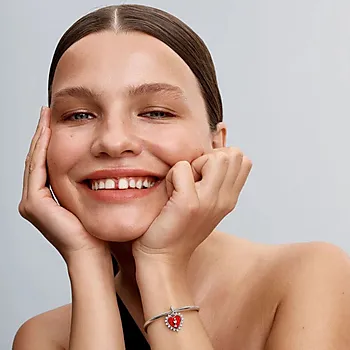 Bilde nummer 2 av Pandora Moments, Charms i 925 sølv med rødt hjerte med pil
