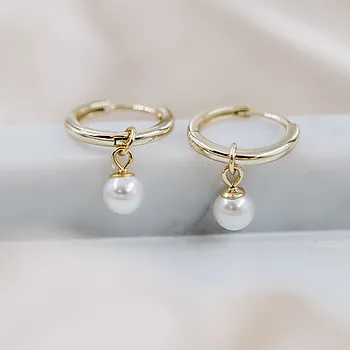 Bilde nummer 3 av Pan Jewelry, Øredobber i forgylt 925 sølv med syntetisk perle